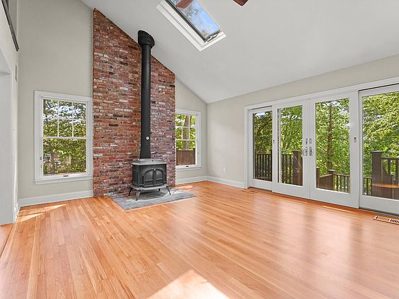 33 Nearwater Ln Riverside CT-large-043-045-009 new-1500x1000-72dpi.jpg