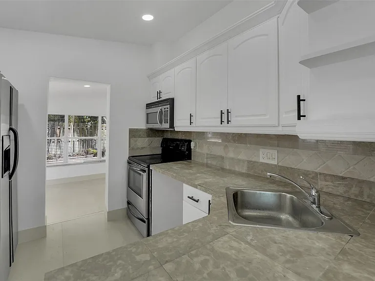 812 NE 4th Ave — Photo 23