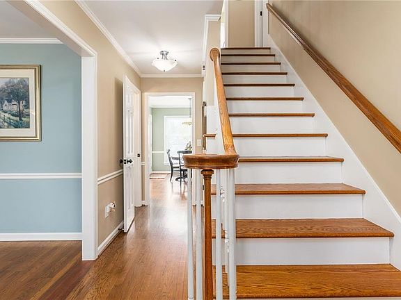 5th image of 213 Windrift Dr