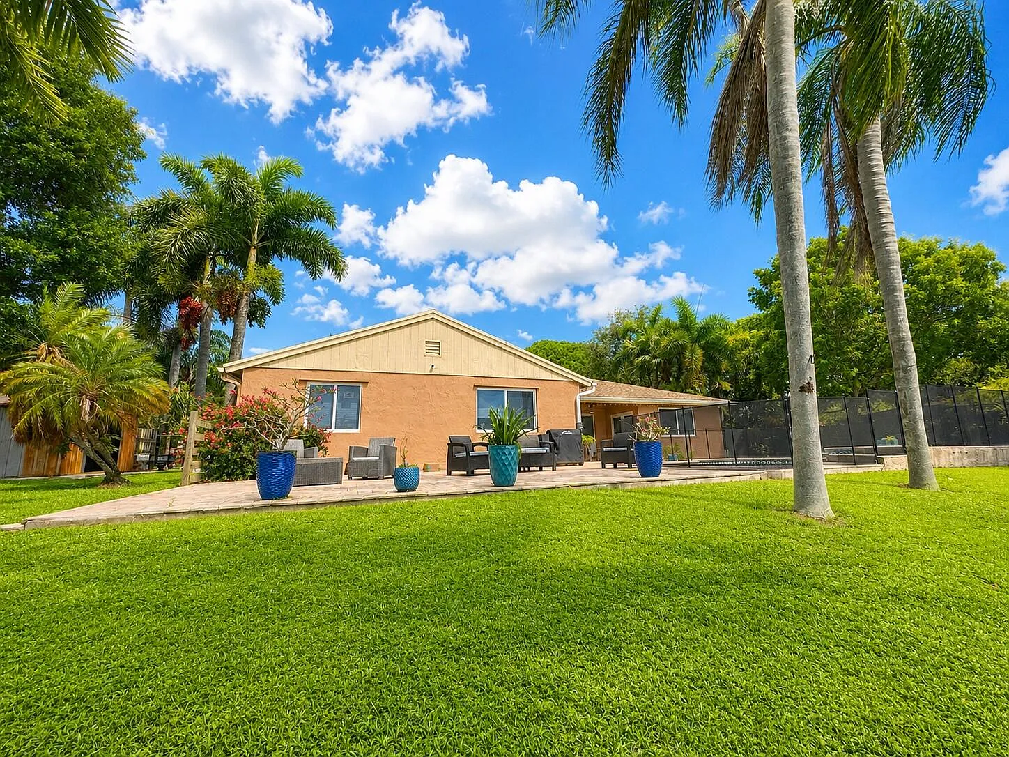 3 bed, 2.0 bath, 1965 sqft, $5,400 — Photo 2