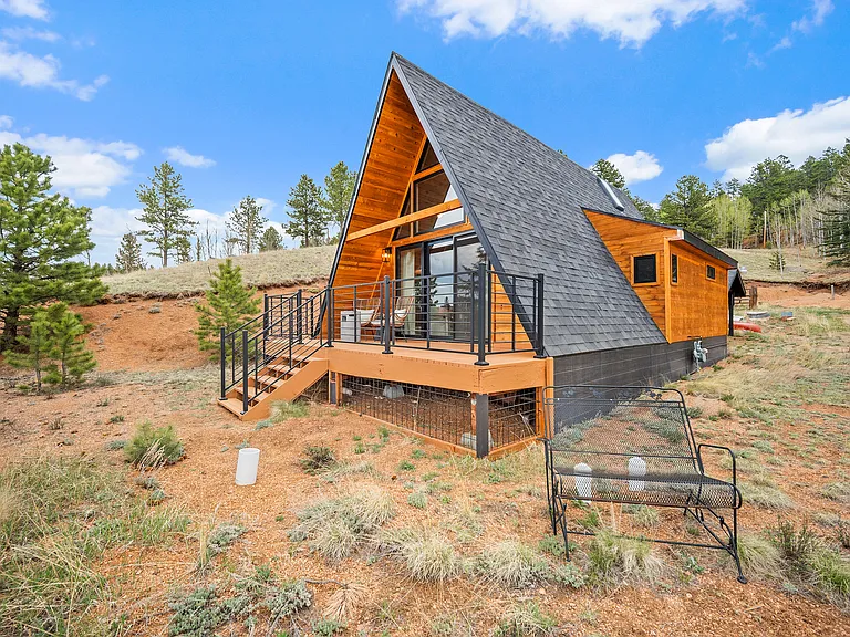 107 Lake Dr E — Photo 2