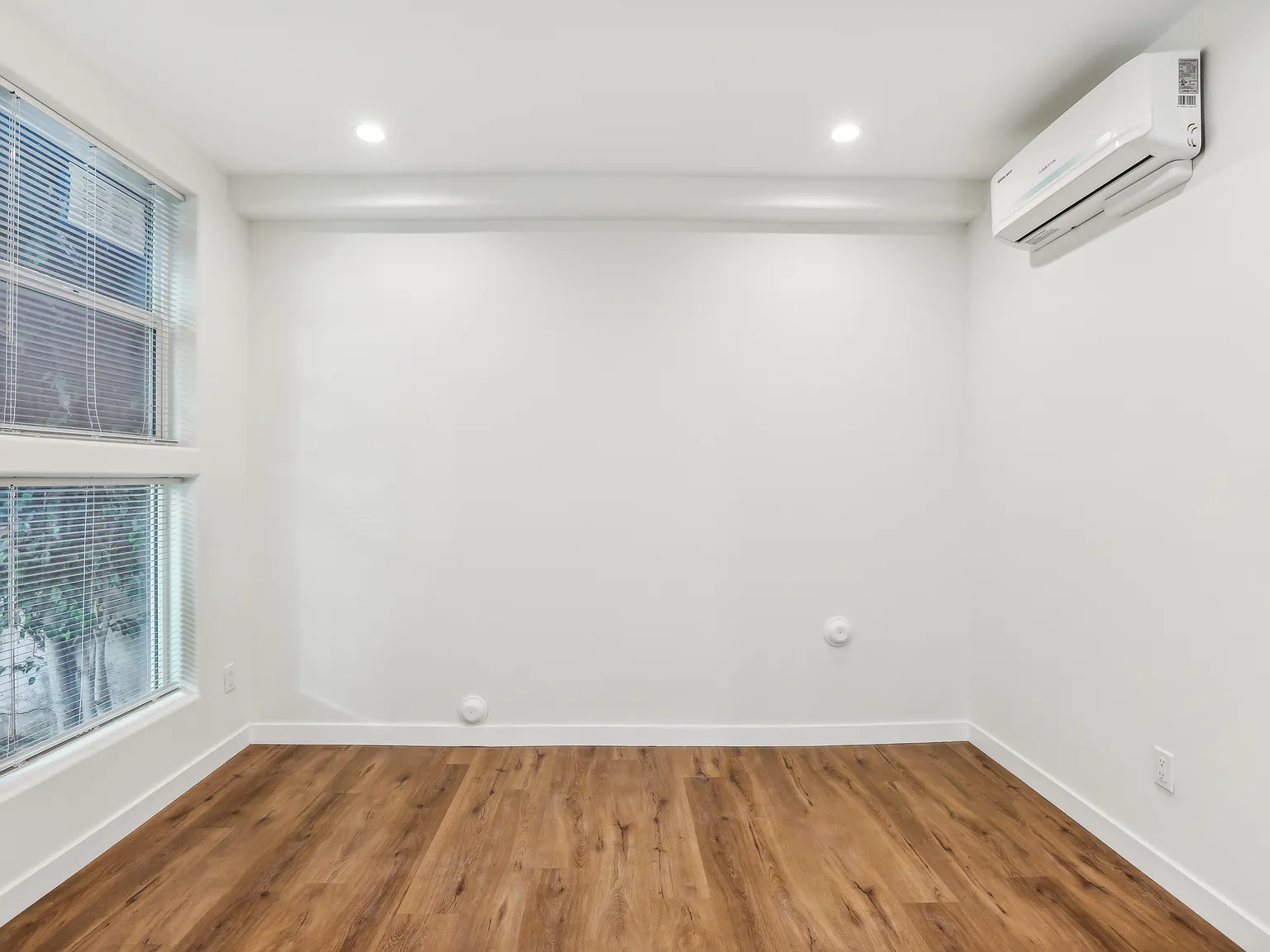 Studio, 215 sqft, $1,649 — Photo 4