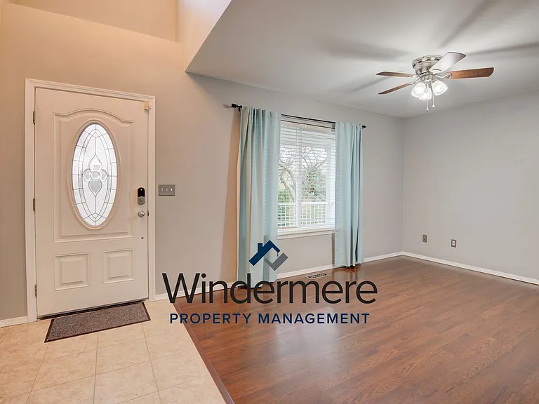 1134 NW Redwing Dr — Photo 2