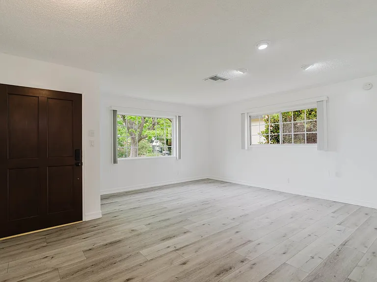 22515 Haynes St — Photo 7