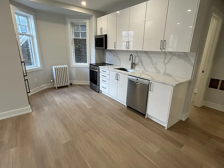 592 Church St #10 — Photo 8