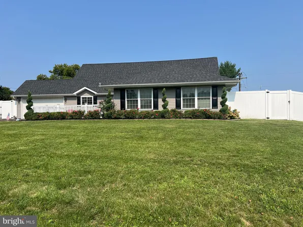39 Shellflower Rd, Levittown, PA 19056
