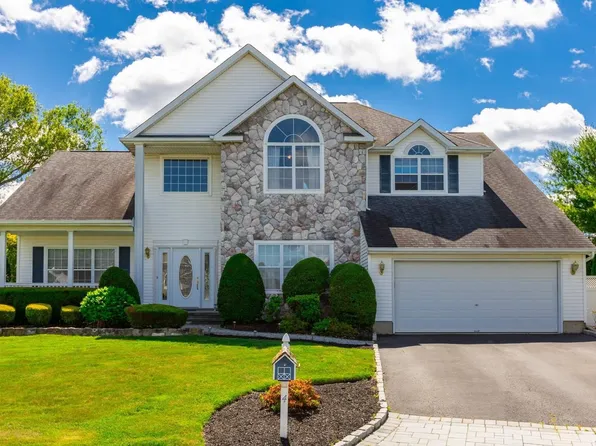 4 Gardenia Court, Holtsville, NY 11742