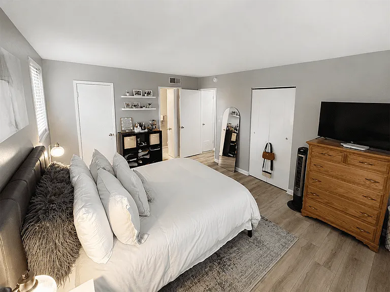 805 Delta Ave #1B — Photo 3