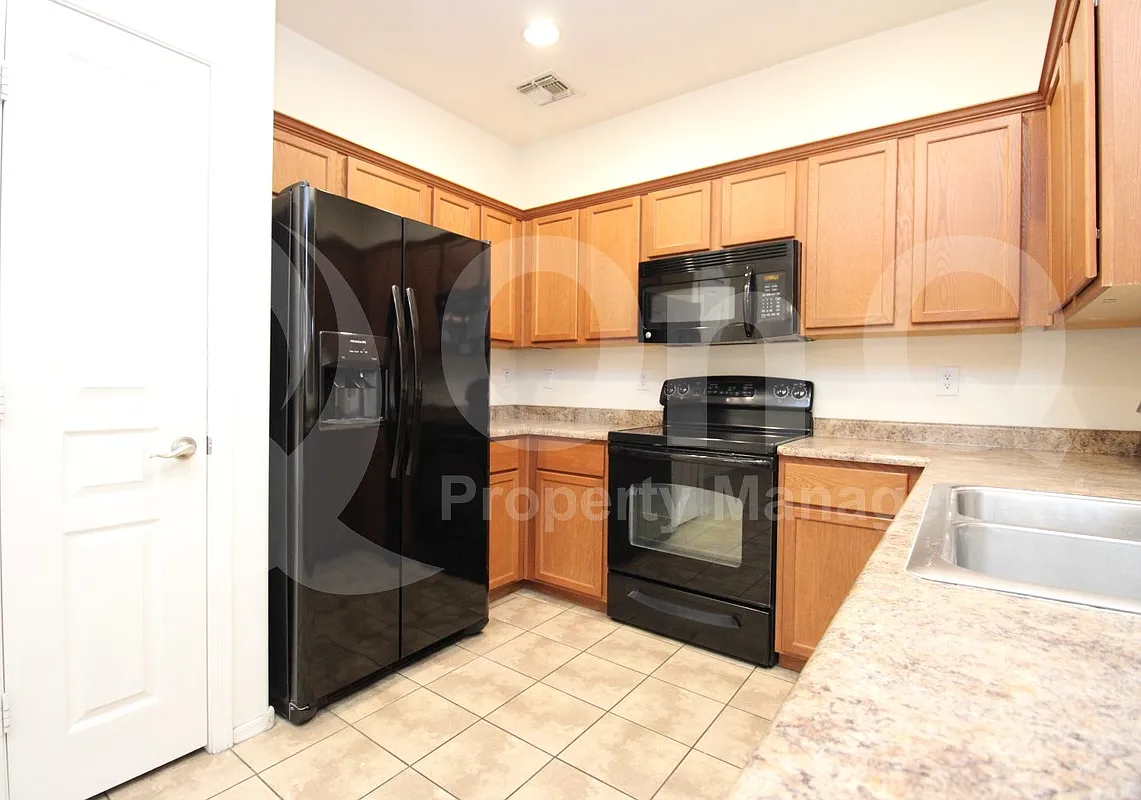 3 bed, 2.5 bath, 1564 sqft, $2,095 — Photo 3