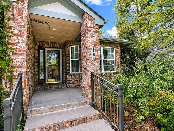3rd image of 925 Deerhurst Cir