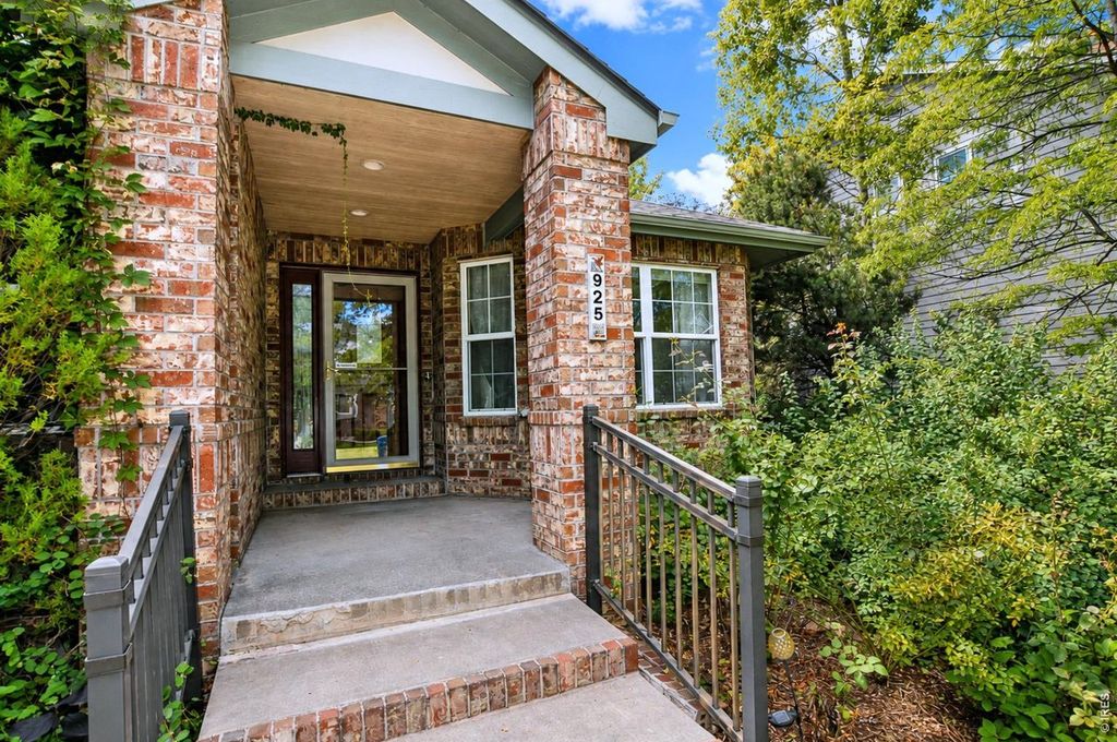 925 Deerhurst Cir