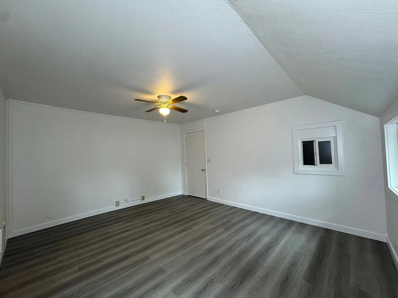1 bed, 1.5 bath, 900 sqft, $997 — Photo 3