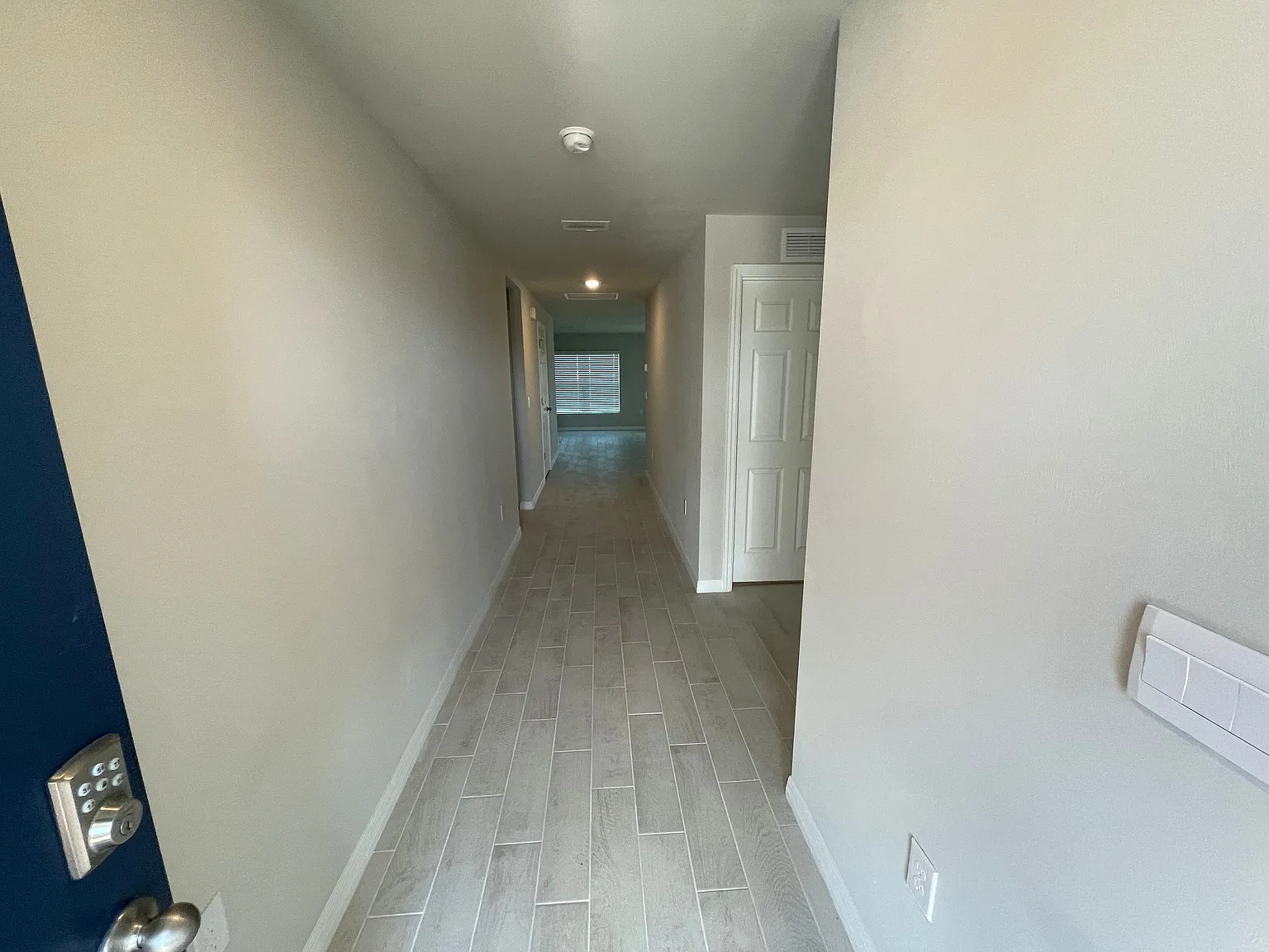 Beautiful, Spacious Home Available Now! — Photo 2