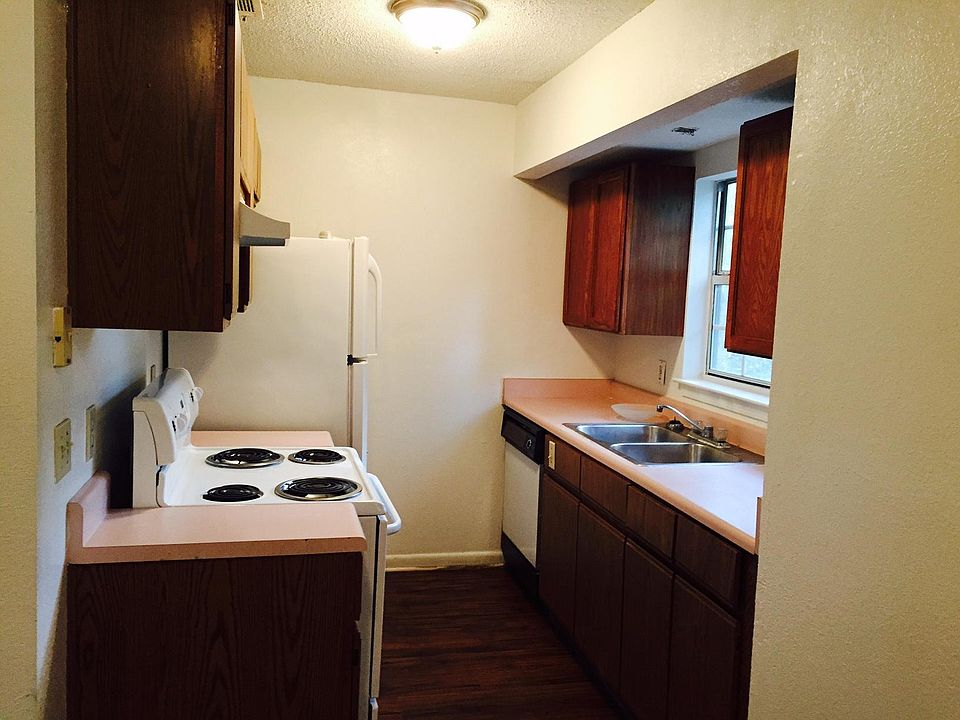1st image of 914 McCormick St