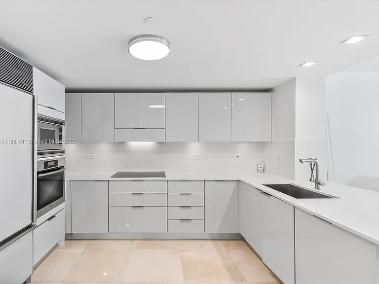 6801 Collins Ave #1402 — Photo 13