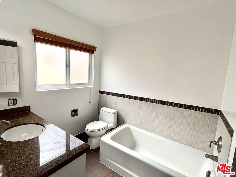 415 N Palm Dr #301 — Photo 16