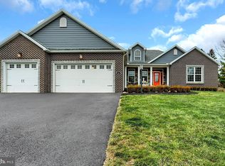8 Woodbriar Dr, Chambersburg, PA