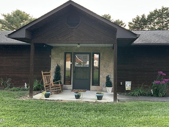 2nd image of 1017 Valley View Cir