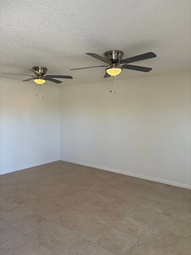 3 bedroom/1 Bathroom ready now! — Photo 2