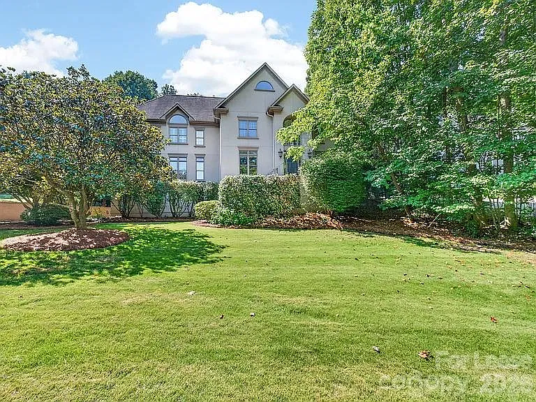 5 bed, 3.5 bath, 5194 sqft, $6,900 — Photo 4