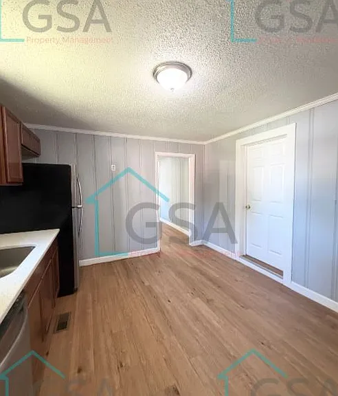 201 S Leach St — Photo 4