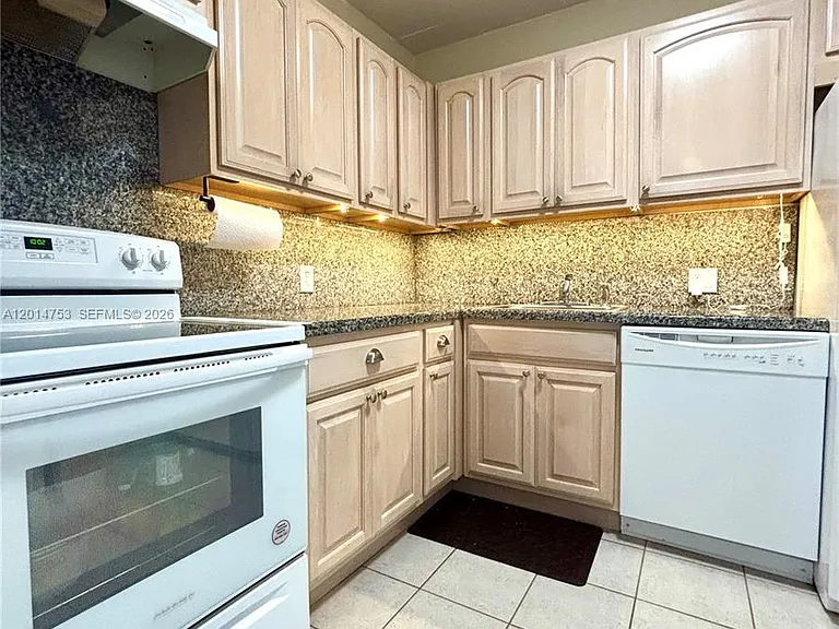 20301 W Country Club Dr #1025 — Photo 4