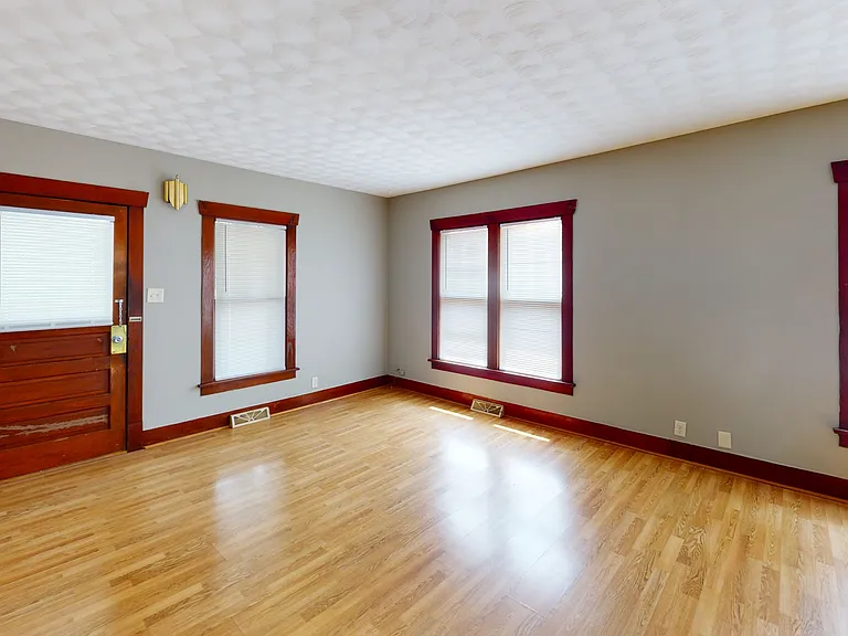 517 Squires Ave — Photo 3
