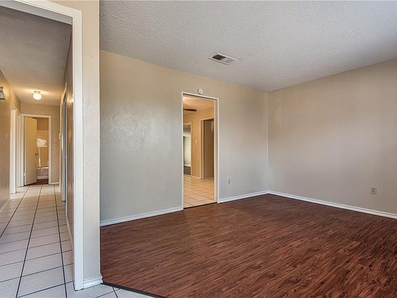 3rd image of 1101 Briar Oaks Dr