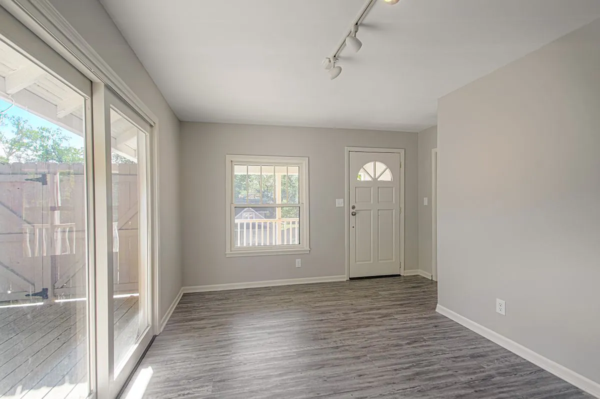 3 bed, 2.0 bath, 1183 sqft, $2,000 — Photo 3