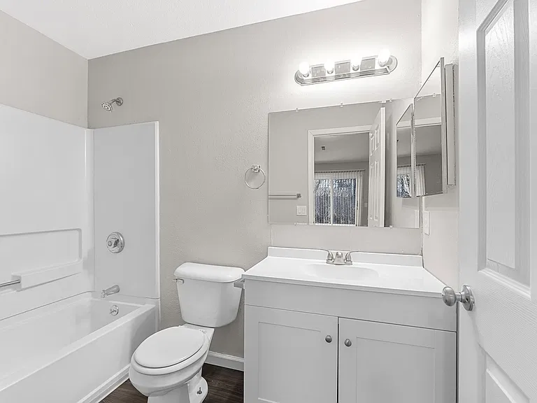 903 Shadow Ln — Photo 3