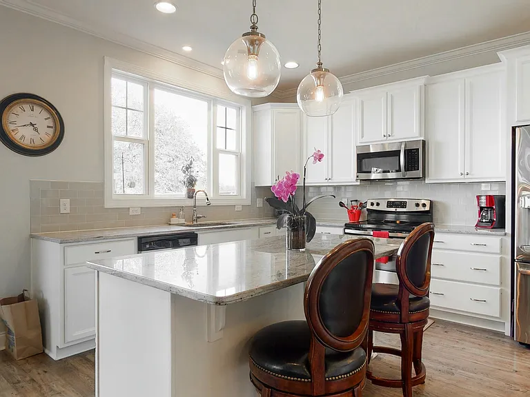 562 W Craftsman Way — Photo 11