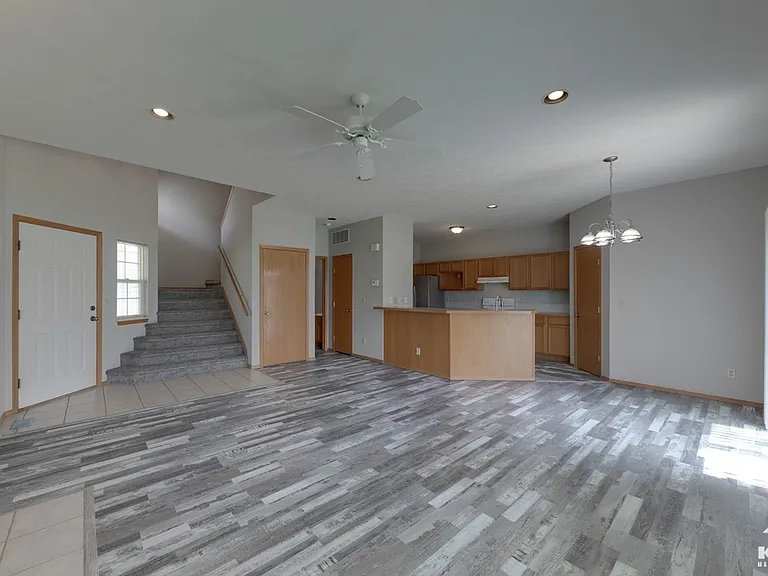 519 N Bristol Ct — Photo 3