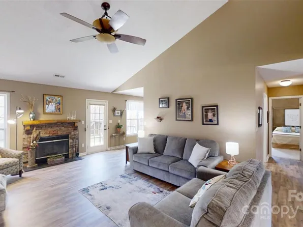 105 Meadow Pathway Dr, Fletcher, NC 28732
