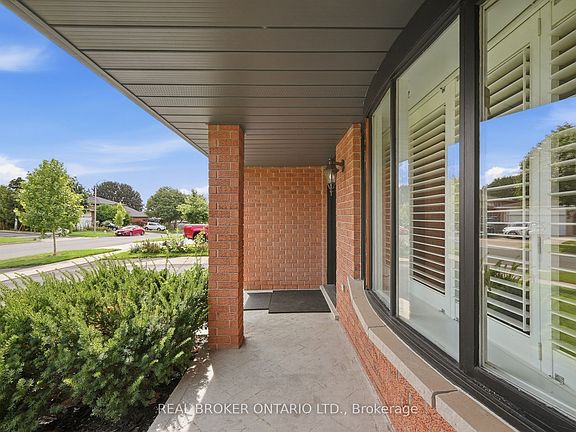 5th image of 60 Ebydale Dr