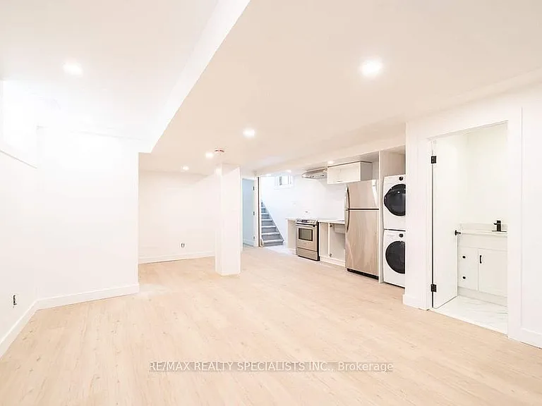 29 Goodwood Ave #LOWER — Photo 14