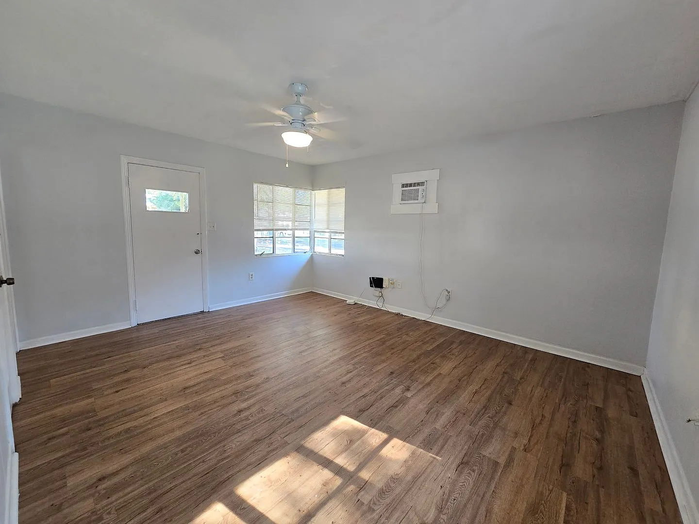 Cute Studio Duplex in Downtown Sarasota Available Now! — Photo 3