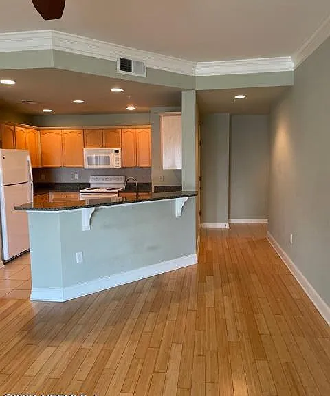 400 E Bay St #202 — Photo 10