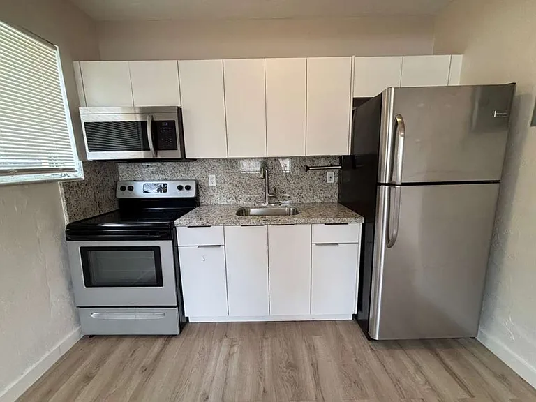 381 Sharar Ave — Photo 6