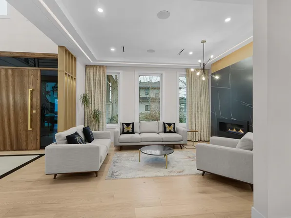 6122 152a St, Surrey, BC V3S 1E7