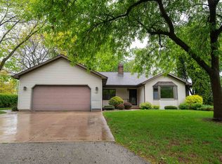 1601 Lake Breeze Rd, Oshkosh, WI 54904