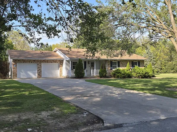 826 Iris Ln, Du Quoin, IL 62832