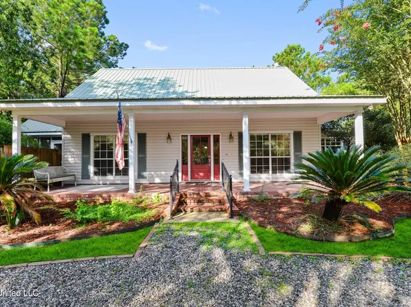 423 Lizana Ln, Waveland, MS 39576