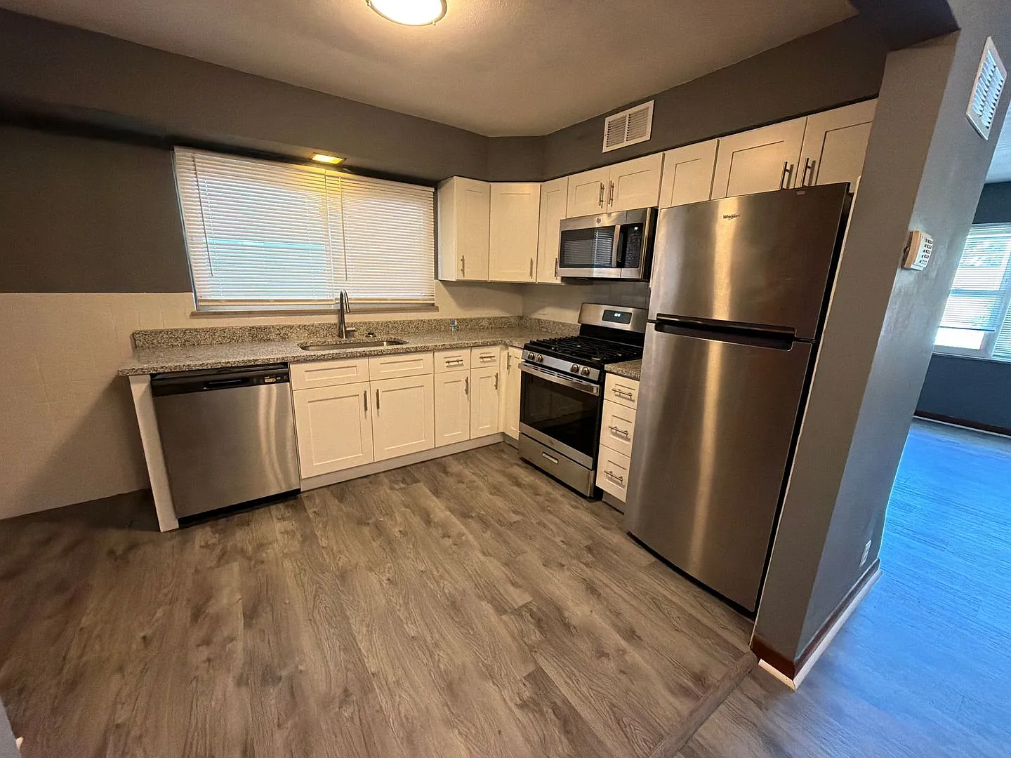 Charming 2-Bedroom First-Floor Apartment with Basement — Photo 4