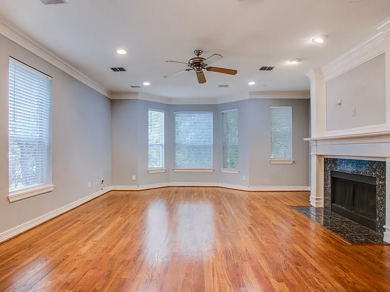 3951 N Hall St — Photo 8