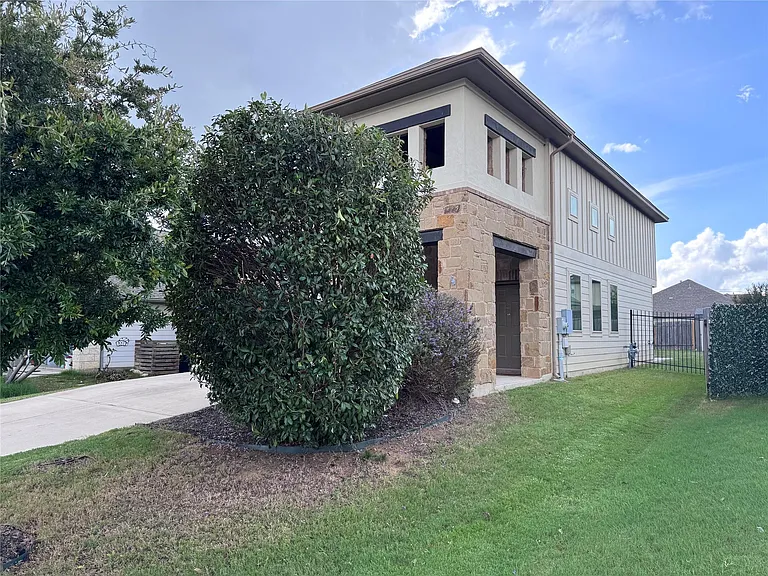 321 Callahan Ln — Photo 3