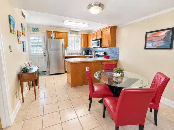 710 Ocean Blvd APT 5, Saint Simons Island, GA 31522
