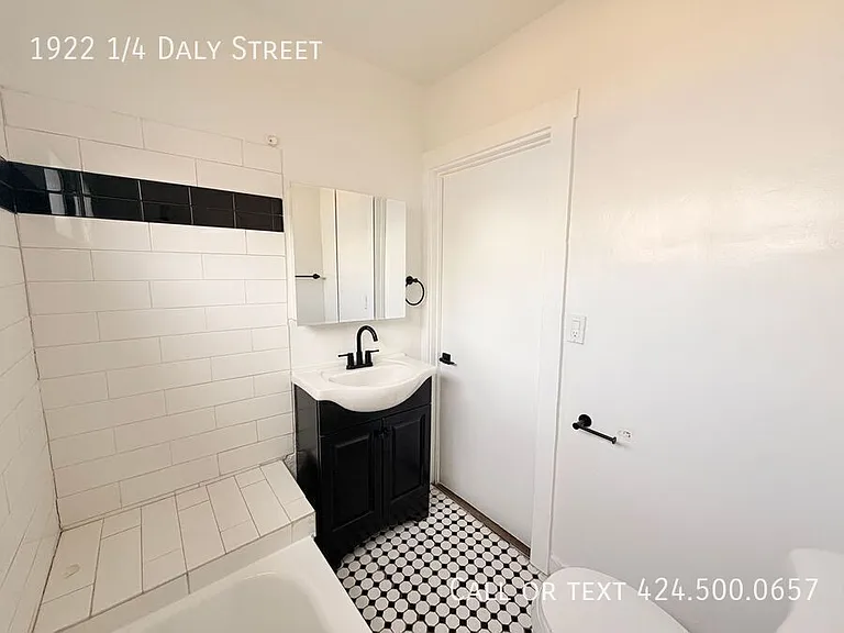 1922 1/4 Daly St — Photo 12