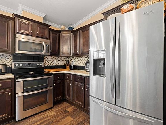 5th image of 320 Peterson Dr