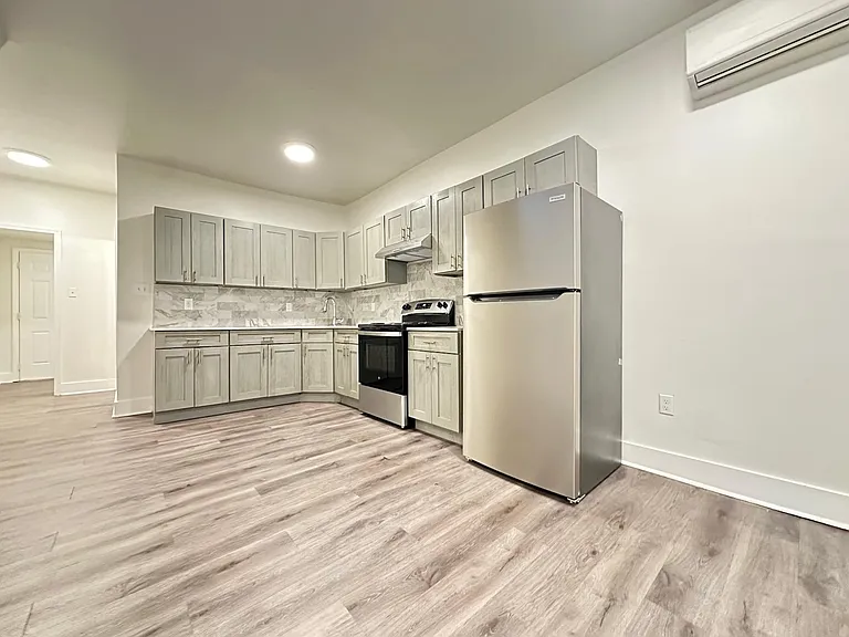 2407 W Harold St — Photo 2