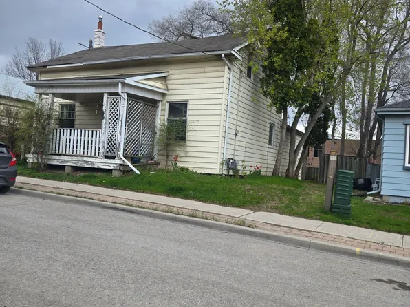 451 Simcoe St, Newmarket, ON L3Y 2M5